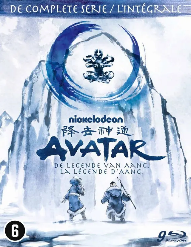 Avatar: The Last Airbender Complete Series Blu-ray box set cover (Benelux 'De Complete Serie / L'Integrale' edition): Katara and Sokka walking toward an icy cliff under a water-swirl Aang emblem